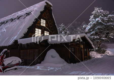 《岐阜県》積雪の白川郷・冬の合掌造り集 109040665
