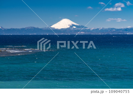 《神奈川県》富士山と大海原・湘南海岸の眺め 《神奈川県》富士山と大海原・湘南海岸の眺め 109040755