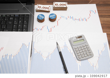 電卓とルーペとパソコンと株価チャート 電卓とルーペとパソコンと株価チャート 109042917