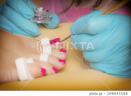 Master does a pedicure in a beauty salon. Close up. Master does a pedicure in a beauty salon. Close up. 109043108