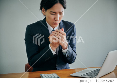 手先が冷える末端冷え性の男性会社員 109043267
