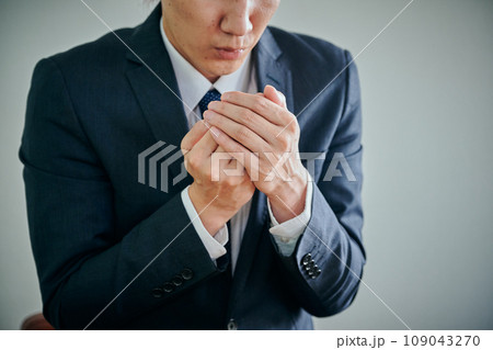 手先が冷える末端冷え性の男性会社員 手先が冷える末端冷え性の男性会社員 109043270