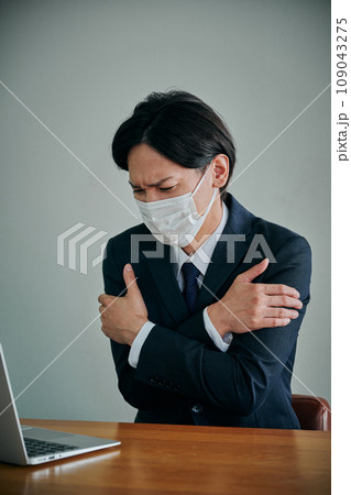 身体全体が冷える若い男性会社員 109043275