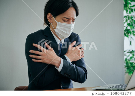 身体全体が冷える若い男性会社員 109043277