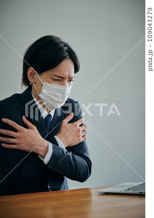 身体全体が冷える若い男性会社員 身体全体が冷える若い男性会社員 109043279