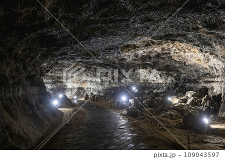 This is Hyeopjae Cave, a natural cave in Jeju Island, South Korea. 109043597