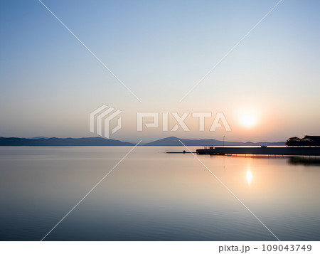 海からの日の出の風景　AI生成画像 109043749