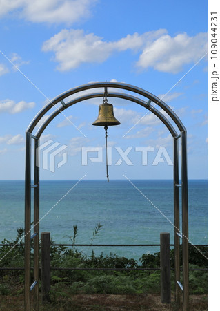 鳥取白兎海岸の美しい海を望む気多ノ前展望台の愛の鐘 鳥取白兎海岸の美しい海を望む気多ノ前展望台の愛の鐘 109044231