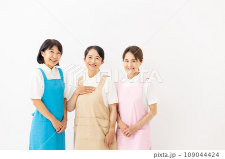 家事代行 ハウスキーパー エプロンの女性 家事代行 ハウスキーパー エプロンの女性 109044424