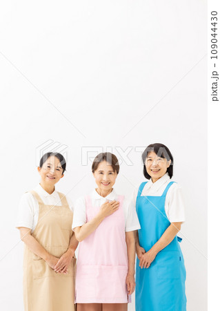 家事代行　ハウスキーパー　エプロンの女性 109044430