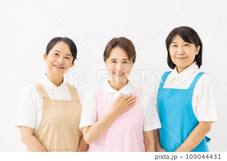 家事代行 ハウスキーパー エプロンの女性 家事代行 ハウスキーパー エプロンの女性 109044431