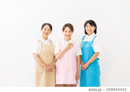 家事代行　ハウスキーパー　エプロンの女性 109044432