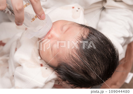 【新生児の赤ちゃん 哺乳瓶で授乳】 【新生児の赤ちゃん 哺乳瓶で授乳】 109044480