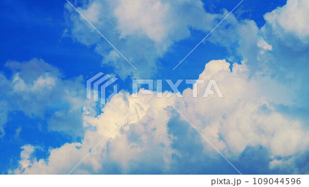青空と雲の雄大な風景 109044596