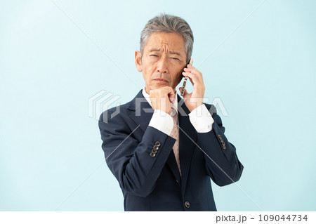 電話をするシニア男性 109044734