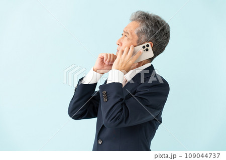 電話をするシニア男性 109044737
