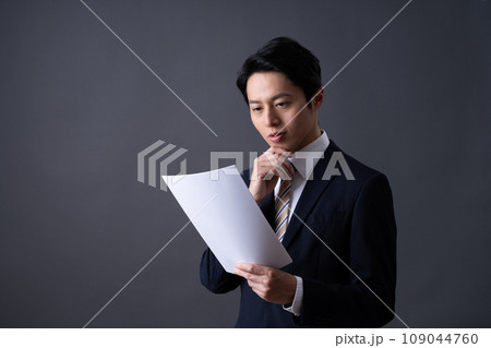 書類を見るビジネスマン 109044760