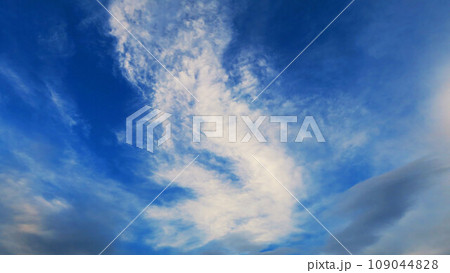 夕暮れ時の空の雲の風景（埼玉県川口市） 109044828