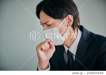咳が止まらない若い男性会社員 109044849