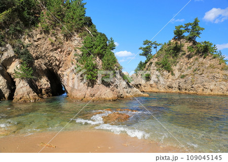 山陰松島浦富海岸大鴨ヶ磯の透き通った美しい海 山陰松島浦富海岸大鴨ヶ磯の透き通った美しい海 109045145