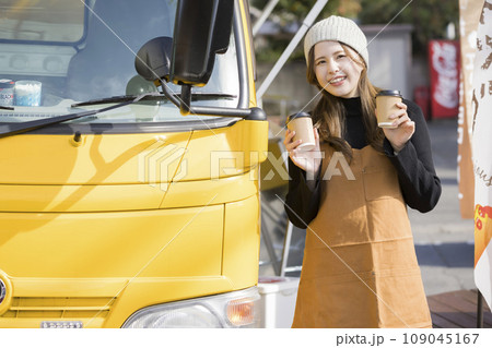 キッチンカーと店員さん キッチンカーと店員さん 109045167