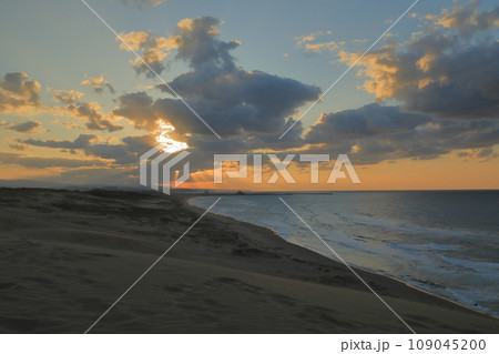 鳥取砂丘海岸の美しい海岸線の風景 鳥取砂丘海岸の美しい海岸線の風景 109045200