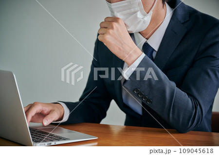 咳が止まらない若い男性会社員 109045618