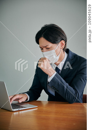 咳が止まらない若い男性会社員 咳が止まらない若い男性会社員 109045619