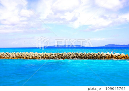 沖縄の竹富東港から見える青い海と青い空 沖縄の竹富東港から見える青い海と青い空 109045763