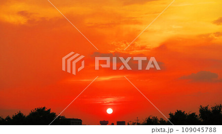 夕焼け空の美しい風景（埼玉県川口市付近の風景） 109045788