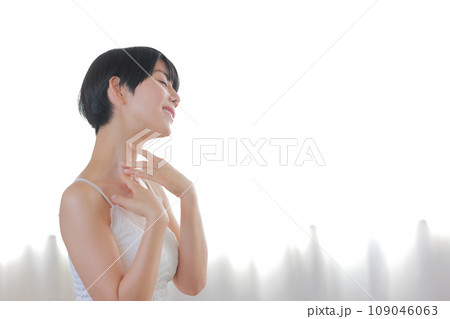 ビューティー_首筋に両手を当てる女性1 109046063