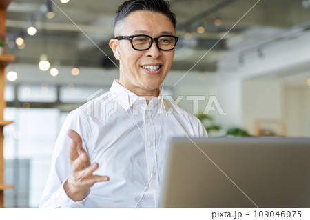 オンラインミーティングをするアジア人ビジネスマン オンラインミーティングをするアジア人ビジネスマン 109046075