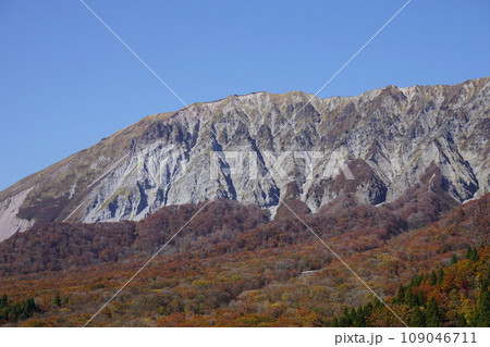 秋晴れの大山(紅葉シーズン) 秋晴れの大山(紅葉シーズン) 109046711
