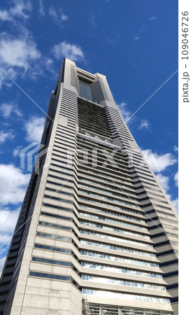横浜ランドマークタワーと青空 109046726