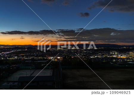 京都木津　城山台で生駒山へ沈む夕日　街灯りに照らされた木津の街と残照⑥ 109046925