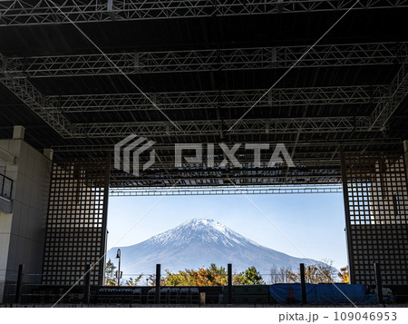 屋外ステージとその向こうに見える富士山 屋外ステージとその向こうに見える富士山 109046953