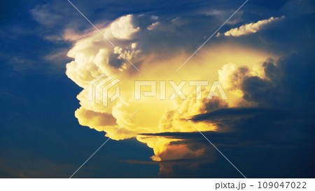 夕暮れのかなとこ雲の雄大な風景 109047022