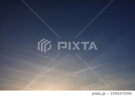 夕空に現れた飛行機雲・春・望遠・空主体・230422pm 109047098