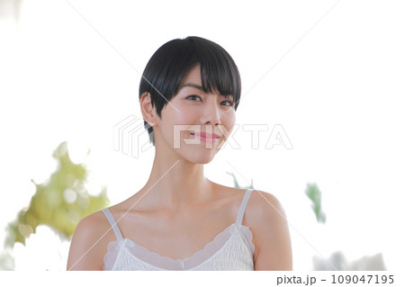 ビューティー_微笑む女性_バックにグリーン1 ビューティー_微笑む女性_バックにグリーン1 109047195
