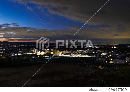 京都木津　城山台から見た木津の夜景　上空の雄大な雲と街灯り　JR木津駅周辺と遠景 109047500