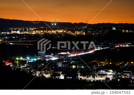 京都木津　城山台から見た木津の夜景　街灯と車のライトで光る国道163号線と遠景の残照 109047502