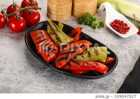 Grilled Bell Pepper - green and red 109047827
