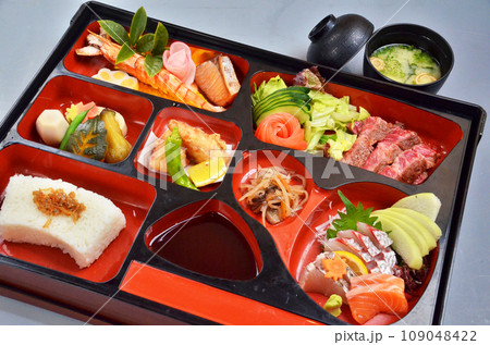 彩りもあざやかな美味しそうな松花堂弁当 彩りもあざやかな美味しそうな松花堂弁当 109048422