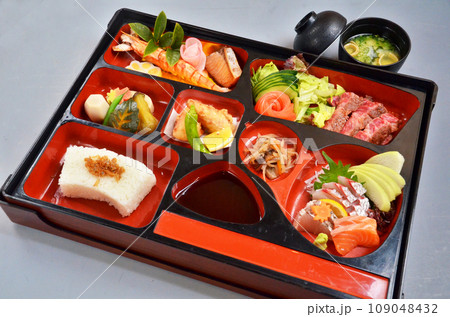 彩りもあざやかな美味しそうな松花堂弁当 彩りもあざやかな美味しそうな松花堂弁当 109048432