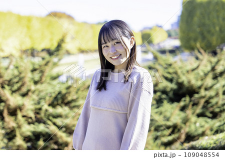紅葉の公園を散策する若い女性 紅葉の公園を散策する若い女性 109048554