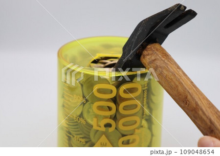 500円玉貯金箱を破壊 109048654