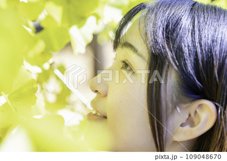 紅葉と若い女性 紅葉と若い女性 109048670