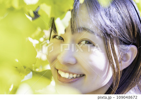 紅葉と若い女性 109048672