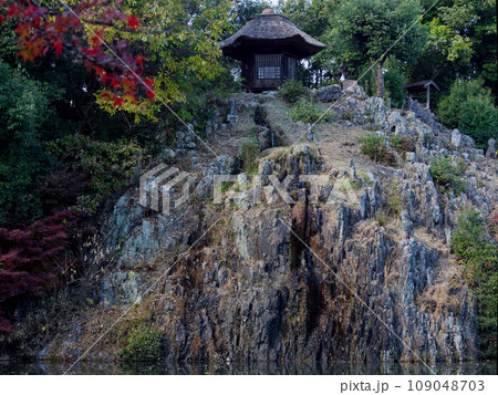 古刹虎渓山永保寺池泉回遊式庭園梵音巌六角堂 109048703