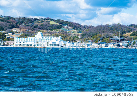 前島新御堂港の防波堤から見た牛窓の街並み2　岡山県瀬戸内市牛窓町 109048958